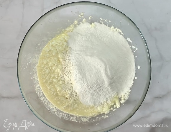 Добавляем щепотку соли, муку и замешиваем тесто, формируем плотный шар. Отправить в пакете на 10 минут в холодильник.