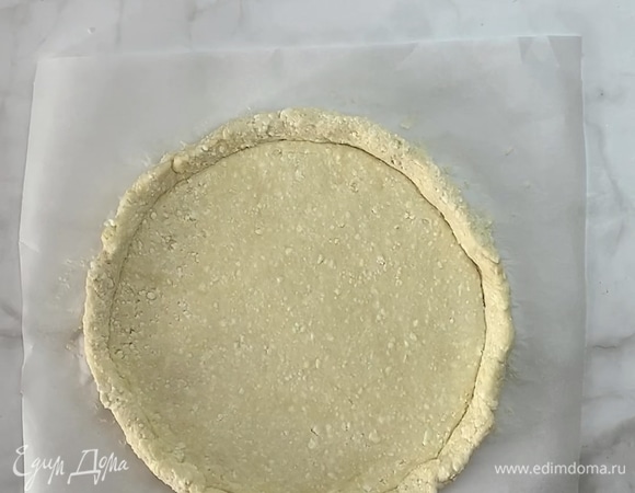 Отделяем небольшой кусочек теста для украшения. Остальное тесто выкладываем на бумагу для выпечки и раскатываем скалкой в круглую форму. Формируем бортики.