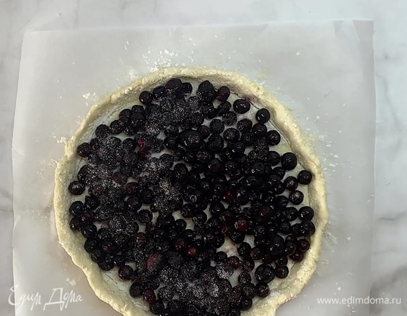 На середину обязательно добавляем крахмал, затем выкладываем ягоды. Если у вас замороженные, то заранее разморозьте их. Посыпаем сахарозаменителем (сахаром или медом).