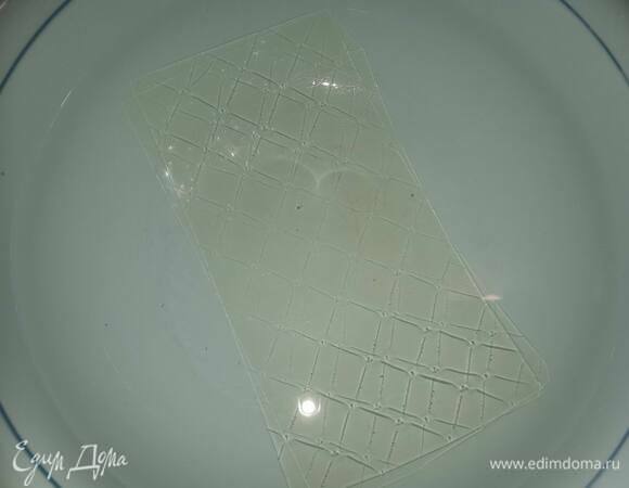 Начнем с приготовления кремов — так у них будет время застыть. Замочите желатин в холодной воде.