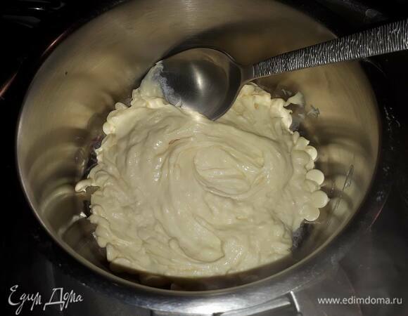 Для намелаки растопите шоколад на водяной бане или в микроволновке.