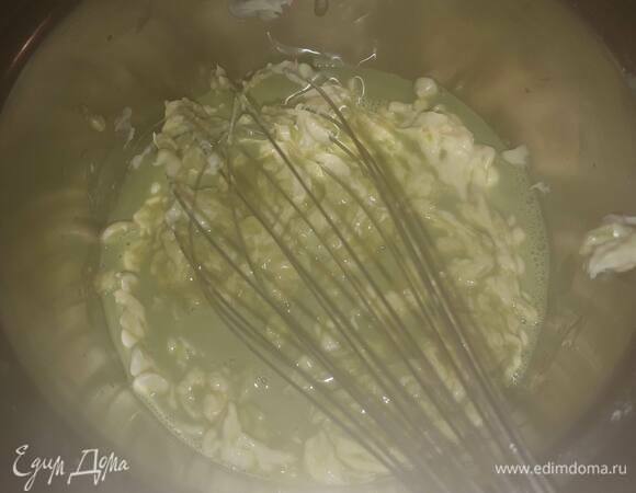 Вливайте по чуть-чуть в шоколад. Обычно объем молока делят на 3 части. При каждом вливании взбивайте пулучившуюся смесь до однородности.