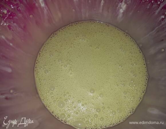 Немного взбейте охлажденные сливки, затем влейте шоколадную смесь и размешайте. Поставьте в морозилку.