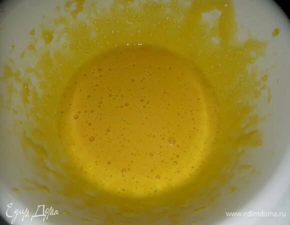 Для мусса взбейте желток с сахаром.