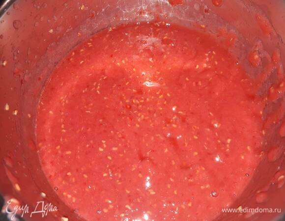 Пюрируйте малину, поставьте на огонь и доведите до кипения.