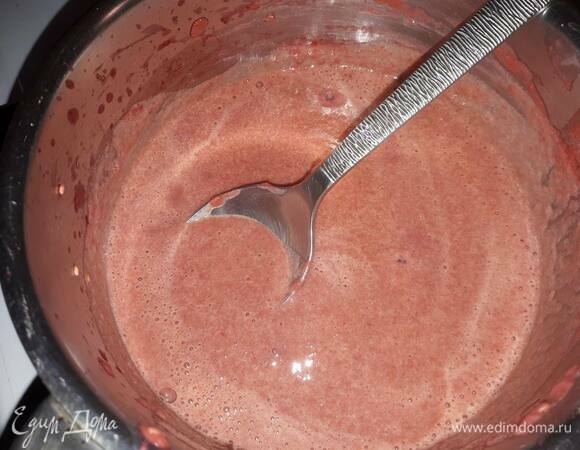 Влейте часть пюре в желток, размешайте, затем перелейте обратно в кастрюлю, добавьте желатин и доведите до кипения, постоянно помешивая. Дайте немного остыть.