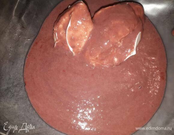 Добавьте маскарпоне и взбейте. Поставьте в холодильник.