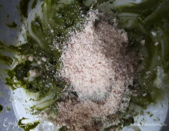 Вмешайте миндальную крошку.