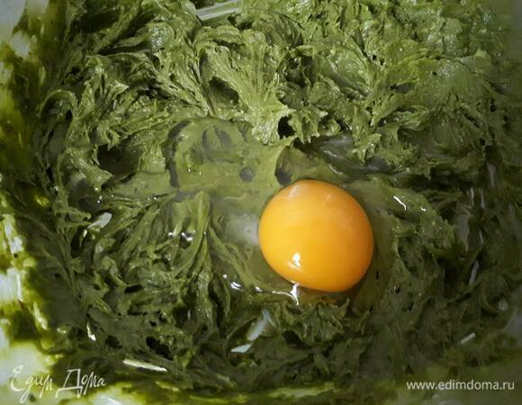 Добавьте яйцо и соль, продолжайте взбивать.