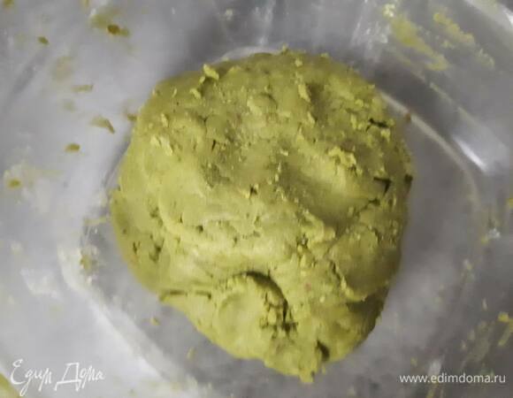 Добавьте муку и замесите тесто. Сильно замешивать не надо, только собрать в шар. Тесто будет липнуть, это нормально.