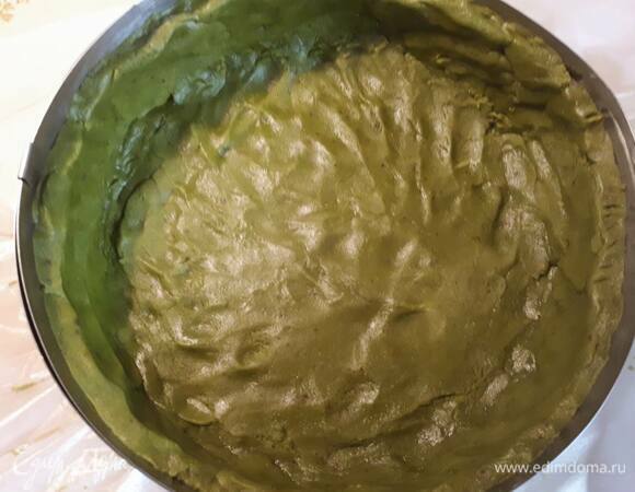 Вырежете круг диаметром 22 см и уложите на дно круга для запекания. Сформируйте бортики из остального теста. Уберите в морозилку на 45 минут.