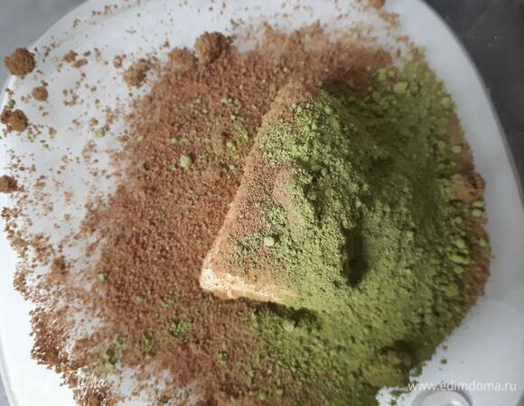 Для миндального крема взбейте размягченное масло с сахаром и чаем матча.