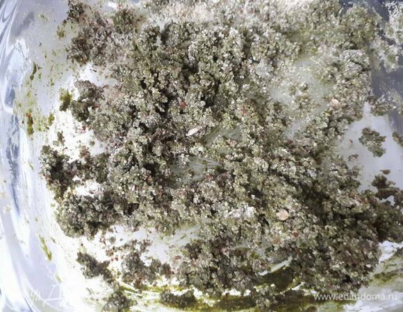 Вмешайте миндальную крошку.