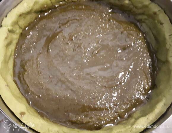 Когда тесто достаточно охладится, поставьте его в разогретую до 230°C духовку на 5 минут, затем убавьте температуру до 160°C и оставьте еще на 10 минут. Достаньте тесто и влейте миндальный крем.