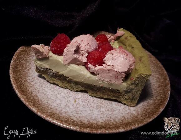 Выложите на дно намелаку. Сформируйте шарики из мусса и выложите поверх тарта вместе со свежей малиной.