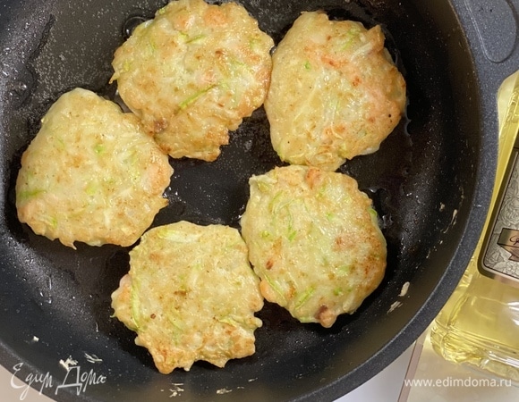 На сковороду влить растительное масло. Разогреть. Выложить по 1 столовой ложке теста и обжарить оладушки до готовности.