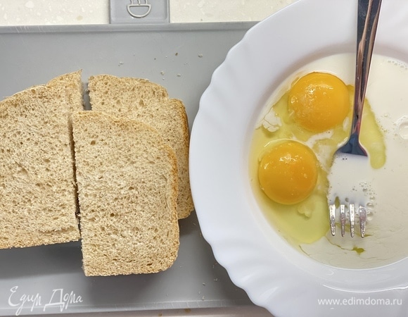 Разбиваем в чашку яйца, добавляем немного молока и соль, хорошо взбиваем. Обмакиваем в эту смесь кусочки хлеба (не жалеем, нужно хорошенько пропитать) и обжариваем в небольшом количестве масла.