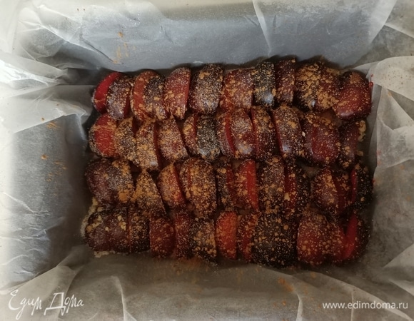 Посыпаем сливы сахаром и корицей.