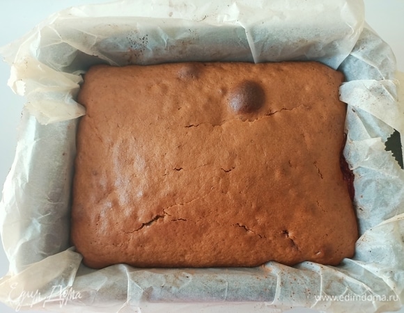 Выкладываем тесто и отправляем форму в предварительно разогретую до 180°C духовку на 40–50 минут.