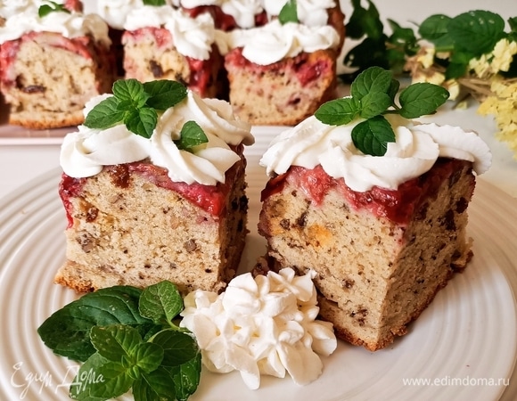 Готовый пирог достаем и даем ему немного остыть. Затем накрываем пирог тарелкой, переворачиваем и снимаем форму, в которой он выпекался.<br />
<br />
Для крема: взбиваем хорошо охлажденные кондитерские сливки, затем, не выключая миксер, небольшими порциями добавляем рикотту, взбиваем крем еще немного. Разрезаем пирог небольшими порционными кусочками. Сверху или рядом выкладываем крем или шарик мороженого.<br />
<br />
Подаем. Приятного аппетита!