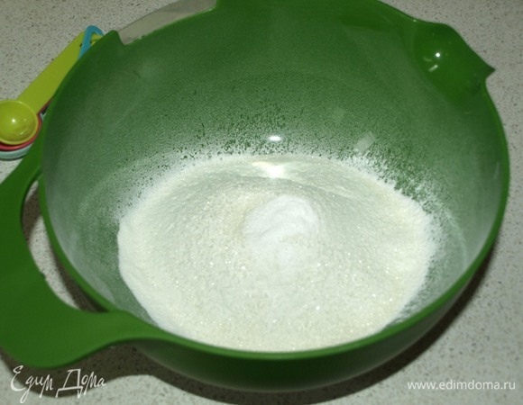 Все продукты должны быть комнатной температуры. В миску просеять рисовую муку. Добавить соль, сахар, кукурузный крахмал (1 ст. л. с горкой), соду. Все перемешать.