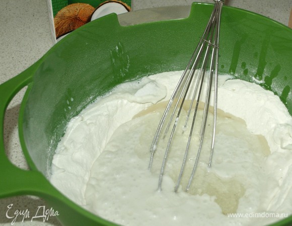 Добавить в миску кокосовое молоко, куриные яйца, воду комнатной температуры и растительное масло.