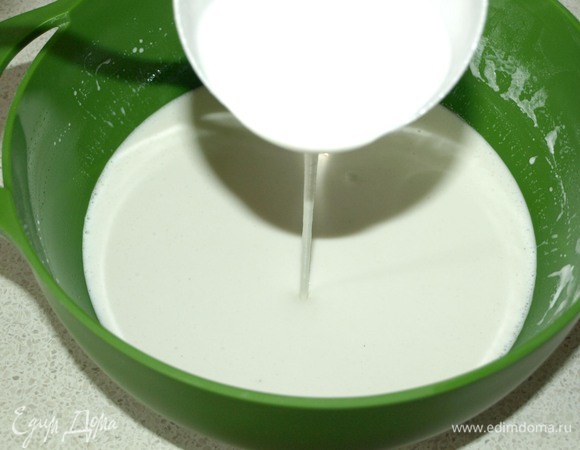 Хорошо взбить до однородного состояния. Дать тесту постоять 10–15 минут. Перед выпеканием еще раз перемешать.