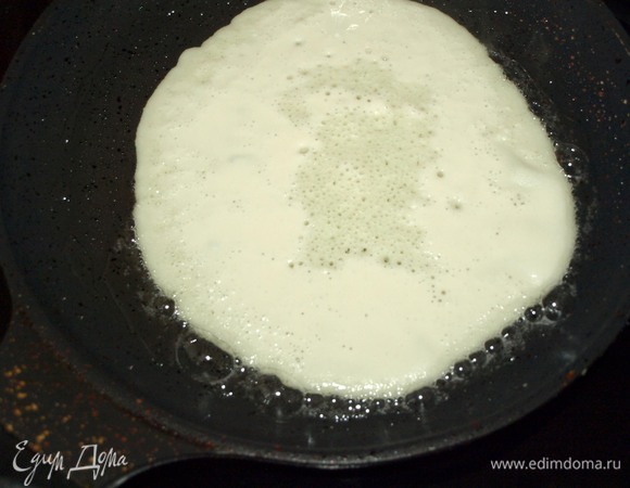 Выпекаем блины на очень хорошо разогретой сковороде с двух сторон. Для первого блина смазать сковороду небольшим количеством растительного масла. Выпекаем блины диаметром 10–12 см.