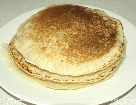 Готовые блины складываем на тарелку. Подаем с разными добавками.