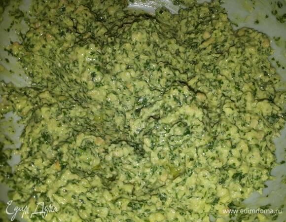 Измельчите кедровые орешки с чесноком и кинзой в кухонном комбайне. Добавьте оливковое масло, лимонный сок и соль.