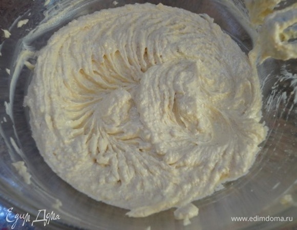 Размягченное сливочное масло взбейте с сахаром в пышную массу.