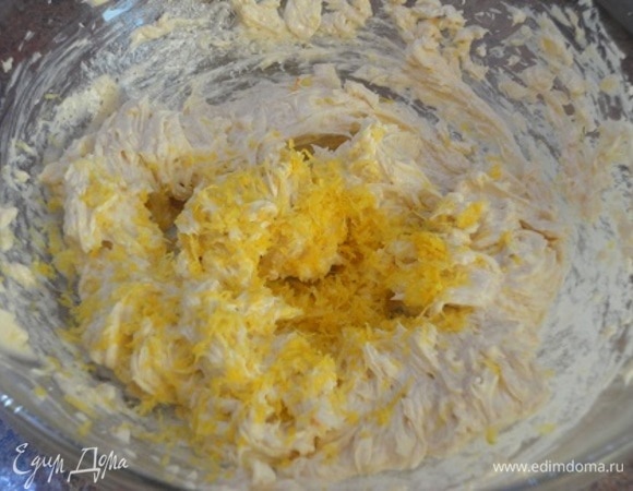 Не переставая взбивать, введите по одному 2 маленьких яйца или 1 большое. Добавьте цедру 1 большого лимона (200–220 г) и 2 ложки лимонного сока, если вы замачивали изюм в лимонном ликере. Перемешать.