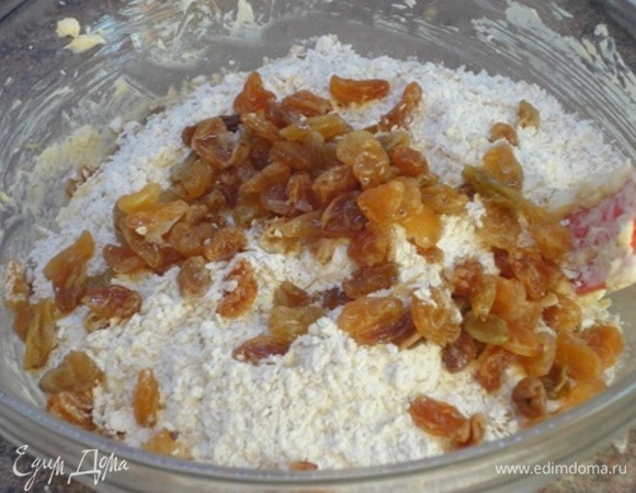 На яично-масляную смесь высыпаем смесь сухих ингредиентов, а сверху — изюм вместе с соком или ликером. Руками сначала обваливаем изюм в муке, а потом все перемешиваем. Ставим в холодильник на 2 часа.