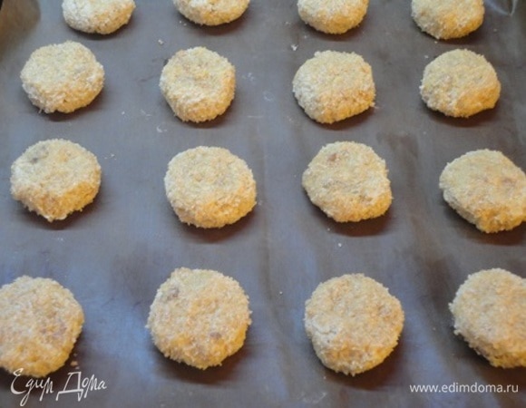 Из затвердевшего теста формируем шарики величиной с абрикос, верхушку шарика обмакиваем в коричневом сахаре, выкладываем сахарной шапочкой вверх на противень и слегка прижимаем. Выпекаем 15–20 минут при температуре 160°C.