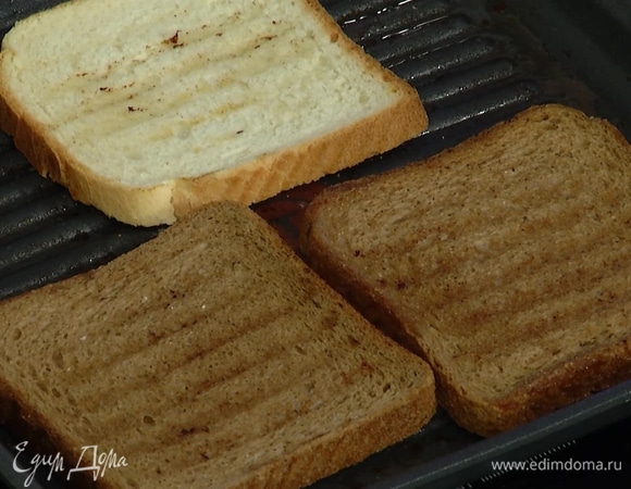 На той же сковороде обжаривать с двух сторон хлеб до появления румяной корочки.