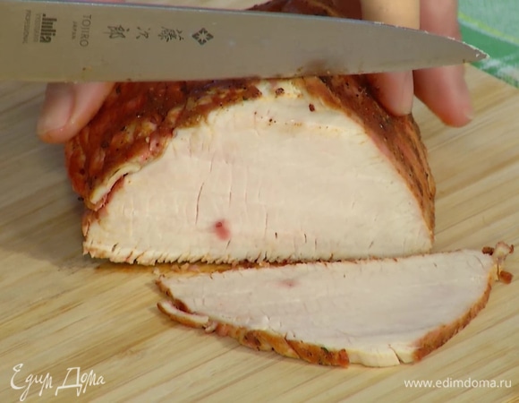 Готовую индейку нарезать небольшими полосками.