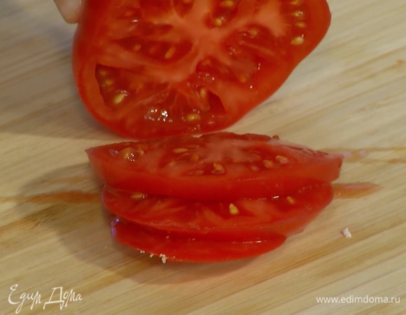 Помидор нарезать кружками, маринованный огурец — вдоль тонкими полосками.