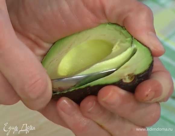 Авокадо разрезать и, удалив косточку, ложкой вынуть мякоть.
