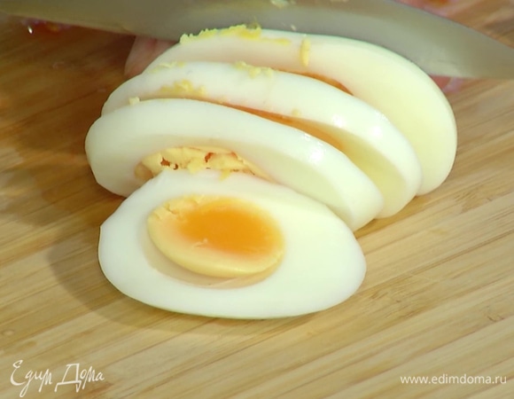 Яйцо отварить, почистить и нарезать вдоль пластинками.