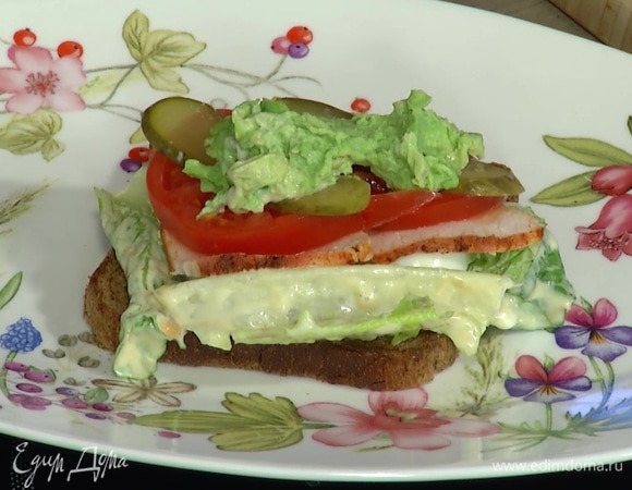 На один кусок хлеба выложить часть заправленного салата, затем несколько кусочков яйца, индейки, помидора, огурца и часть авокадо, накрыть вторым куском хлеба и так же выложить оставшиеся ингредиенты, затем накрыть третьим куском хлеба и прижать сверху.