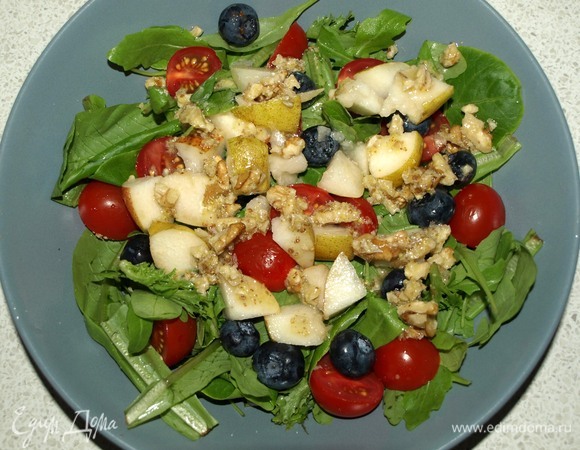 Грушу очистить от плодоножки и семечек, нарезать кубиками. Оставить несколько ломтиков для украшения. Добавляем грушу в салат, сверху поливаем соусом. Добавить соль и перец по вкусу.