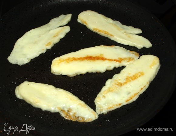 Сыр халуми нарезать ломтиками и обжарить на сухой сковороде.