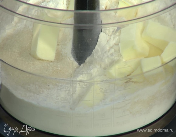 Муку, сахар и охлажденное сливочное масло поместить в чашу комбайна, добавить соль, разрыхлитель, яйцо и все вымешать, затем, не выключая комбайна, влить ванильный экстракт и в два приема ввести молоко.