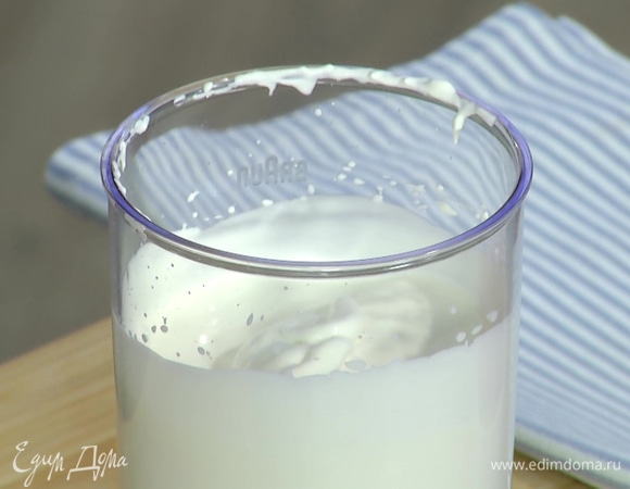 Сливки взбить до кремообразного состояния.