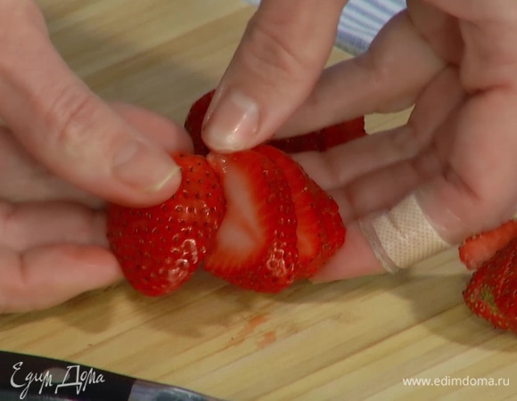 Клубнику надрезать в форме веера.