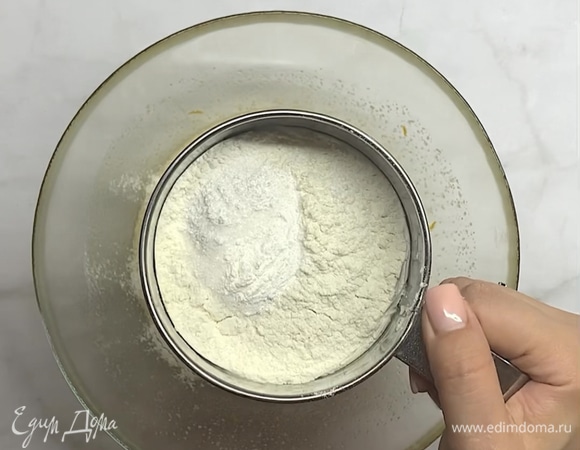 Затем добавляем немного цедры. Муку и разрыхлитель просеиваем, вымешиваем тесто.