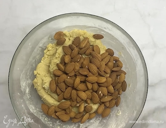 Добавляем миндаль и хорошо смешиваем.