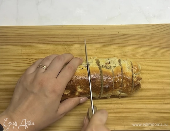 Даем немного остыть и нарезаем печенье толщиной 1 см.