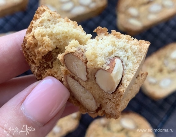 Печенье получается очень вкусным. В плотно закрытой емкости хранится в шкафу до 1 месяца.