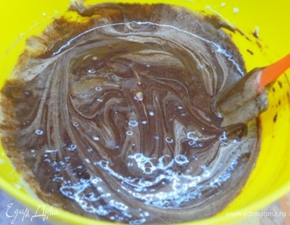 Желтки отделить от белков и взбить с сахаром. Добавить горячую воду (по 1 ложке), продолжая взбивать, и шоколадно-масляную массу.
